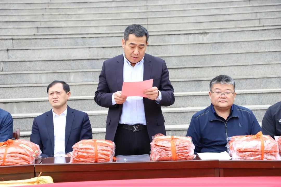 愛心傳遞 溫情捐贈—長田實業(yè)向環(huán)衛(wèi)工人捐贈環(huán)衛(wèi)服裝1200余套 愛心傳遞 溫情捐贈—長田實業(yè)向環(huán)衛(wèi)工人捐贈環(huán)衛(wèi)服裝1200余套