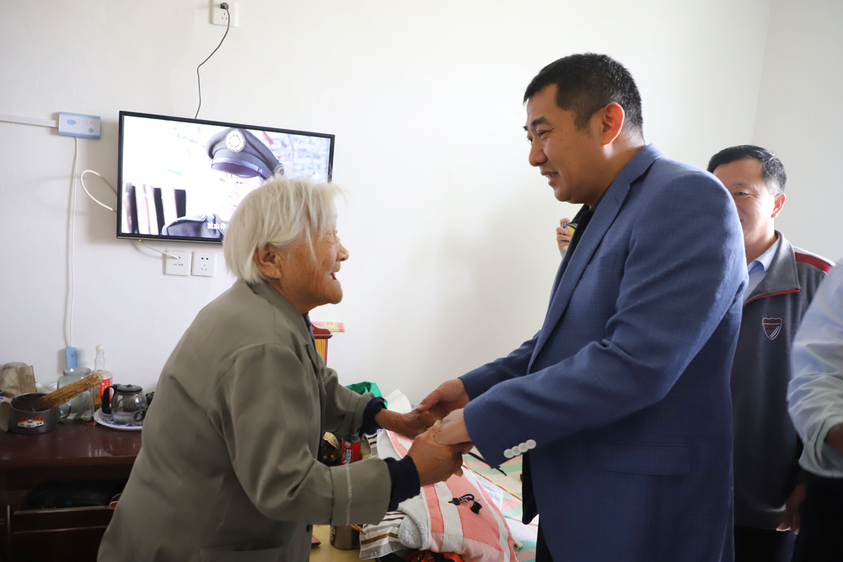 慰問孤寡老人 傳遞濃濃溫情 ——長田實業(yè)董事長張勇為濟陽街道敬老院老人送去中秋祝福 慰問孤寡老人 傳遞濃濃溫情 ——長田實業(yè)董事長張勇為濟陽街道敬老院老人送去中秋祝福