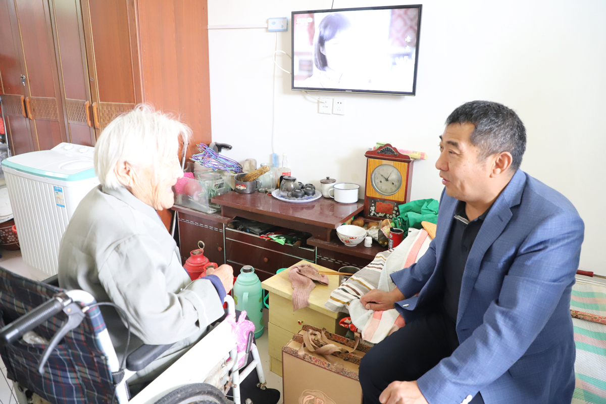 慰問孤寡老人 傳遞濃濃溫情 ——長田實業(yè)董事長張勇為濟陽街道敬老院老人送去中秋祝福 慰問孤寡老人 傳遞濃濃溫情 ——長田實業(yè)董事長張勇為濟陽街道敬老院老人送去中秋祝福