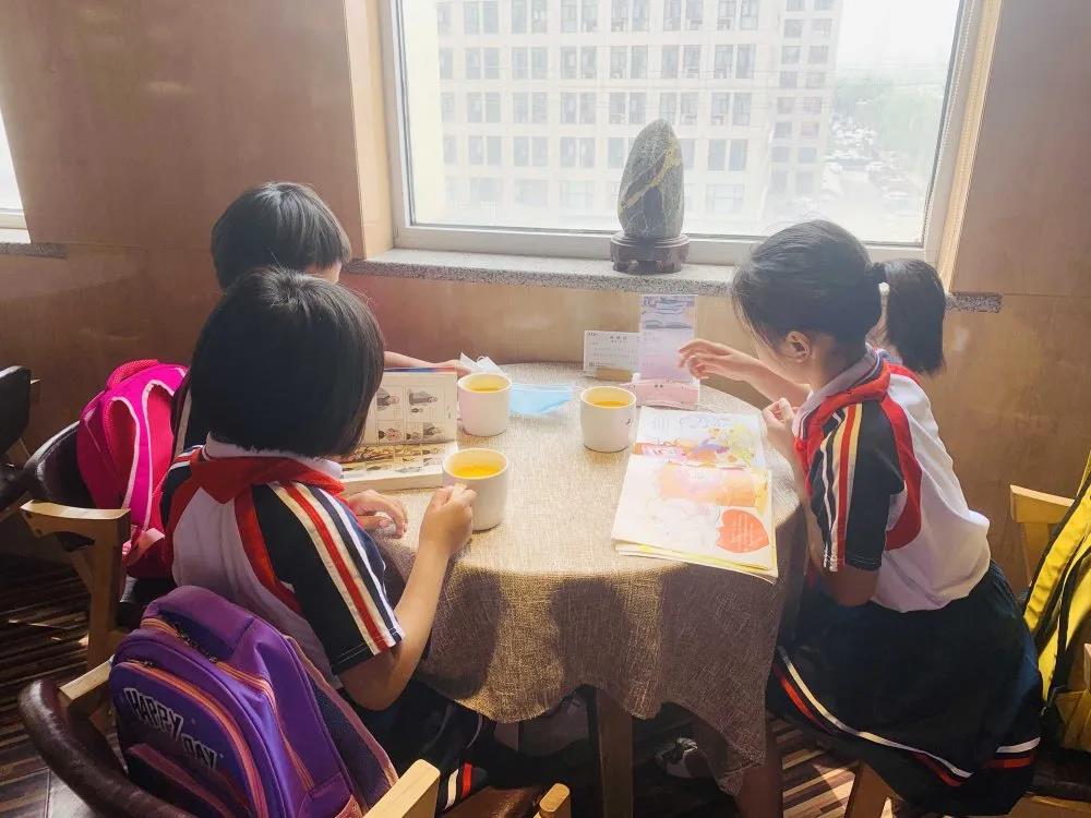 大手牽小手 溫情暖童心 —華百廣場攜手區(qū)婦聯(lián)、肯德基開展六一兒童節(jié)獻愛心活動