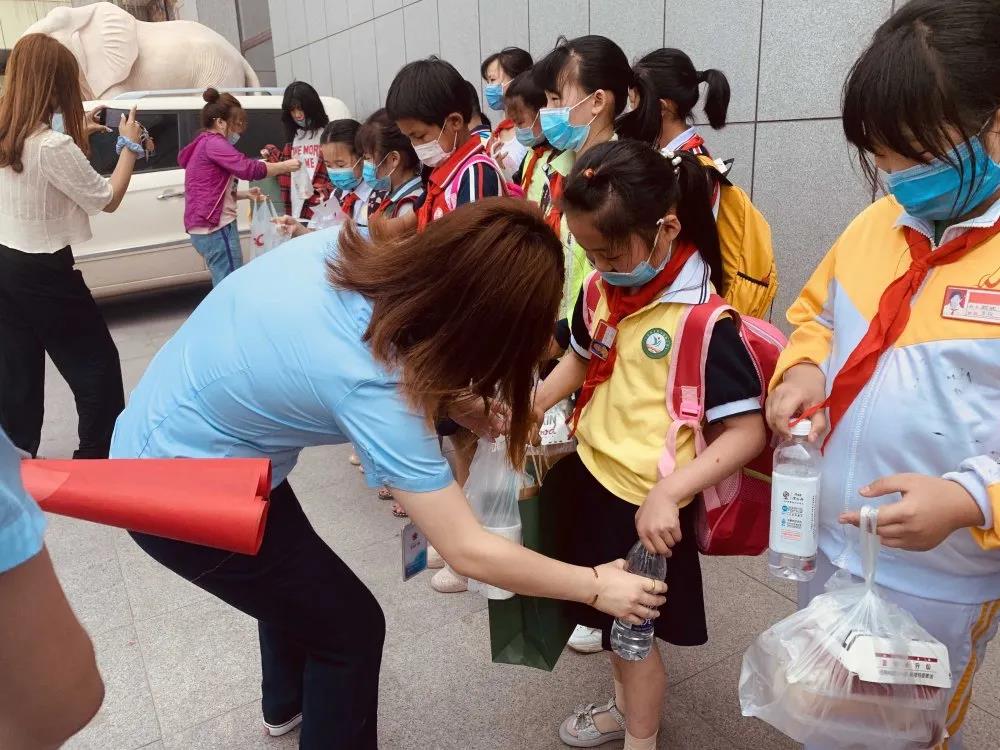 大手牽小手 溫情暖童心 —華百廣場攜手區(qū)婦聯(lián)、肯德基開展六一兒童節(jié)獻愛心活動