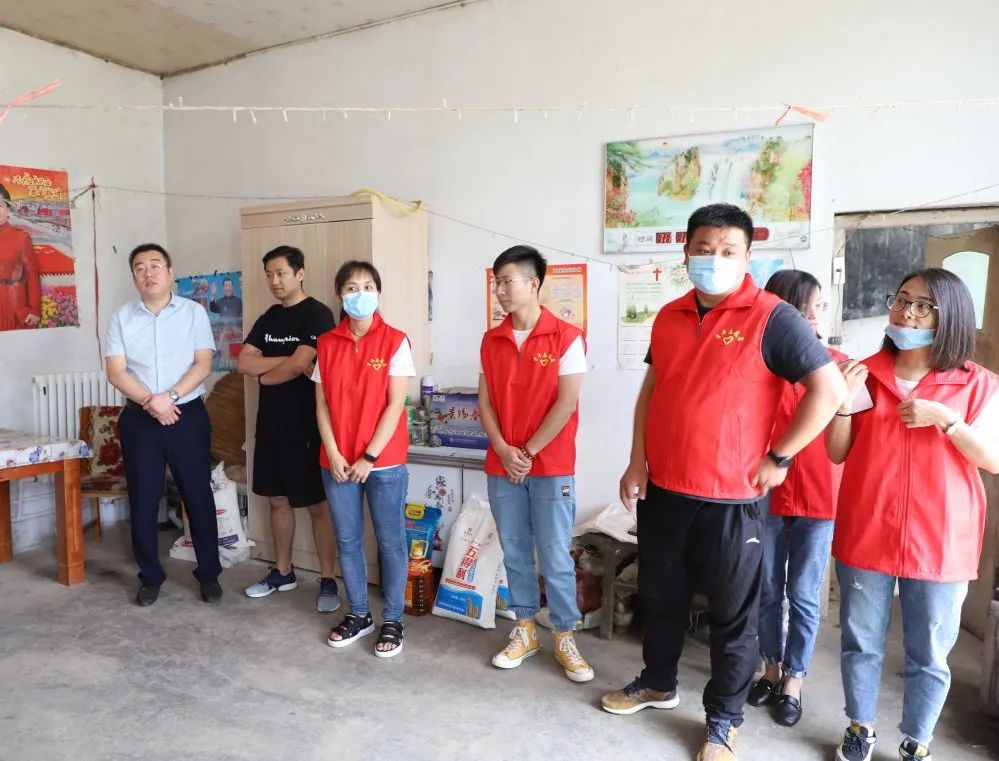 扶貧濟(jì)困獻(xiàn)愛心 真情幫扶暖人心 —長田實(shí)業(yè)團(tuán)委開展“金暉助老?青年文明號送溫暖”活動 扶貧濟(jì)困獻(xiàn)愛心 真情幫扶暖人心 —長田實(shí)業(yè)團(tuán)委開展“金暉助老?青年文明號送溫暖”活動