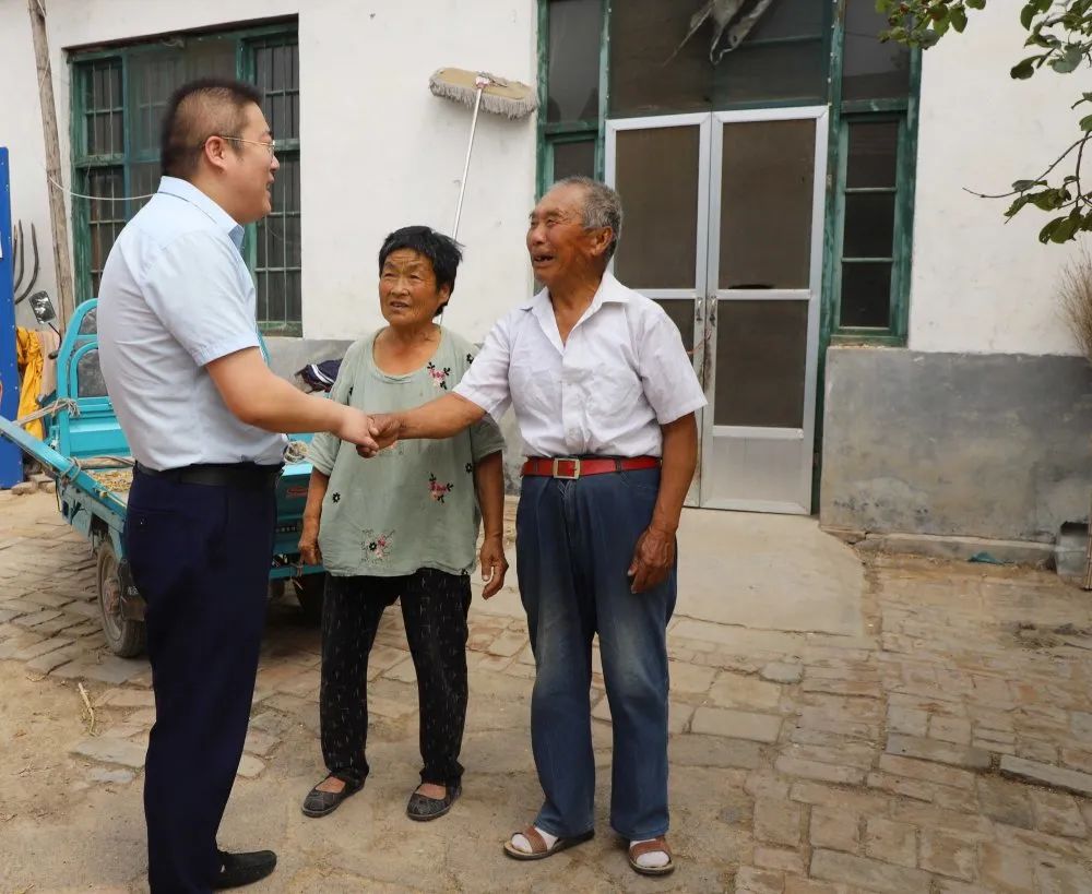 扶貧濟(jì)困獻(xiàn)愛心 真情幫扶暖人心 —長田實(shí)業(yè)團(tuán)委開展“金暉助老?青年文明號送溫暖”活動 扶貧濟(jì)困獻(xiàn)愛心 真情幫扶暖人心 —長田實(shí)業(yè)團(tuán)委開展“金暉助老?青年文明號送溫暖”活動