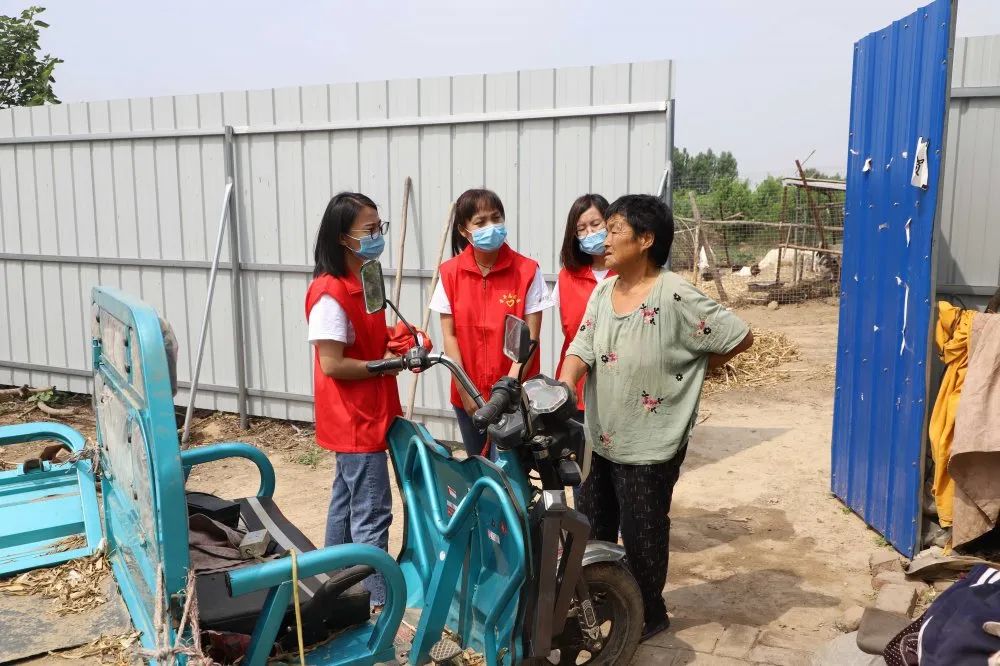 扶貧濟(jì)困獻(xiàn)愛心 真情幫扶暖人心 —長田實(shí)業(yè)團(tuán)委開展“金暉助老?青年文明號送溫暖”活動 扶貧濟(jì)困獻(xiàn)愛心 真情幫扶暖人心 —長田實(shí)業(yè)團(tuán)委開展“金暉助老?青年文明號送溫暖”活動